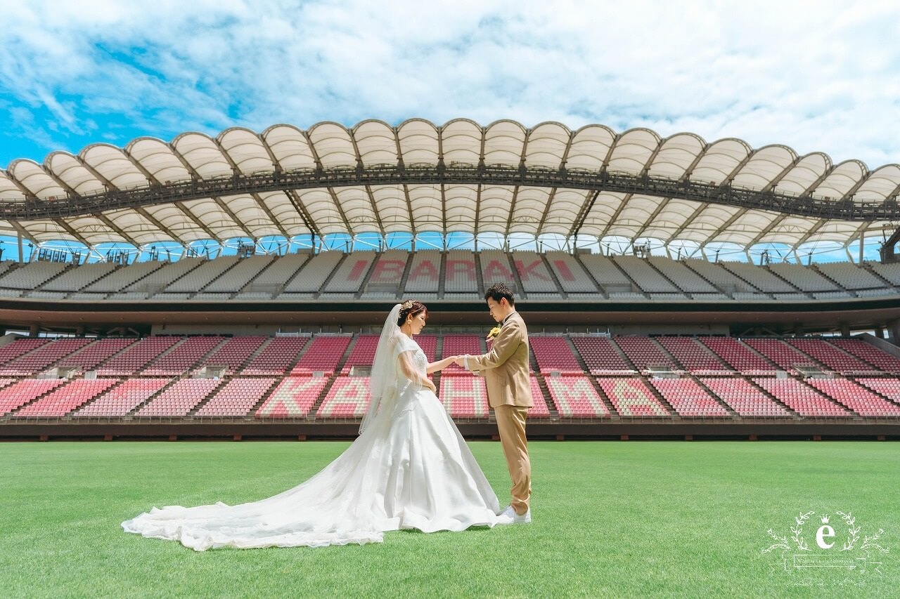 カシマサッカースタジアム カシマスタジアム カシマスタジアム前撮り スタジアム前撮り サッカー前撮り サッカーフォトウェディング ピッチ サッカー 茨城前撮り 茨城フォトウェディング スポーツ 趣味 自由 ユニフォーム 背番号 KASHIMA　鹿嶋市 エクラ スタジオ ロケ